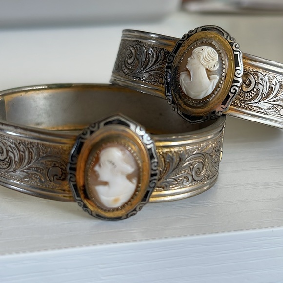 Vintage Coro Cameo Bracelet - Picture 2 of 11